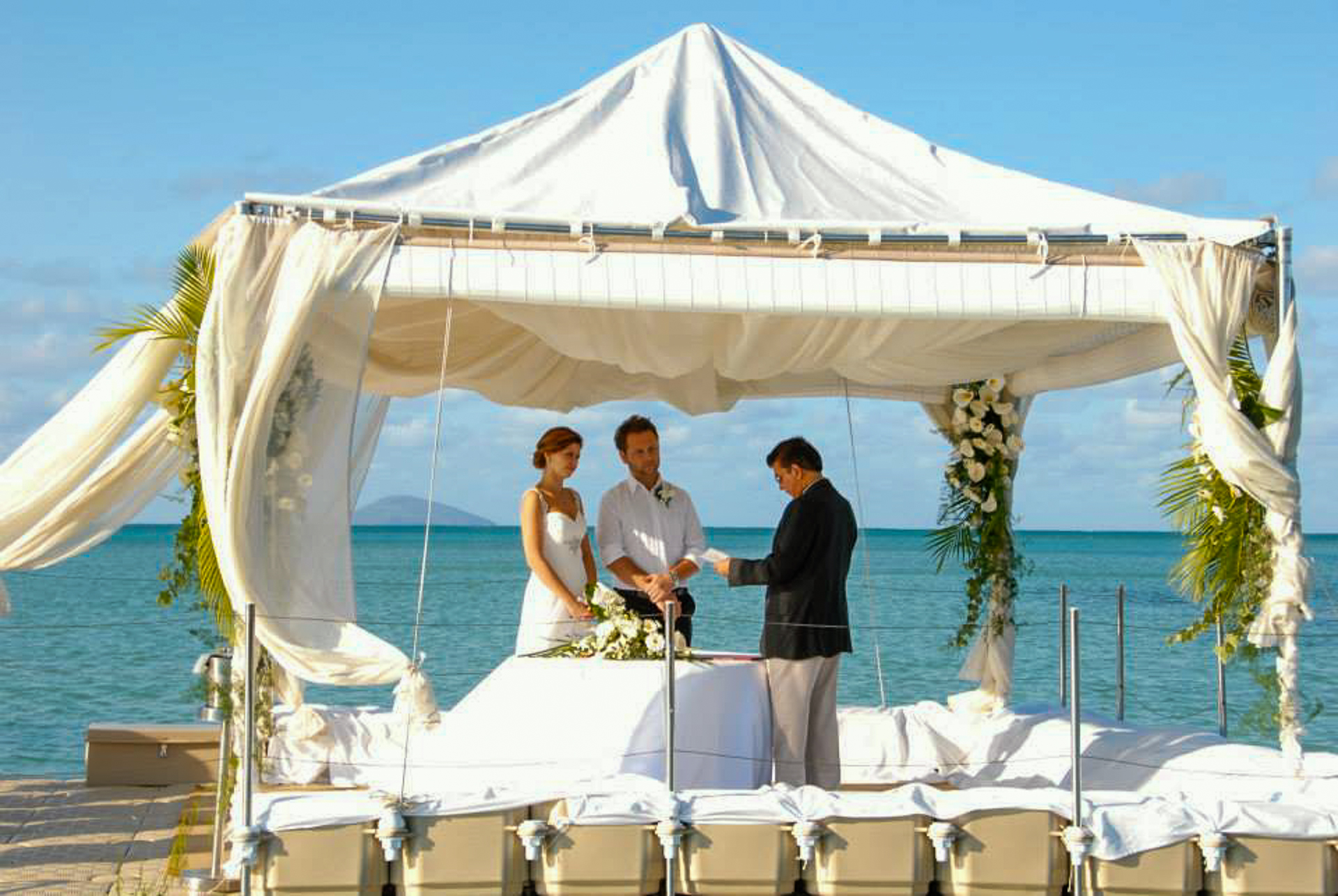 Mauritius Events, Eva Beumers, Monika Beumers, Heiraten auf Mauritius, Weddingplanner, Hochzeit auf einer schwimmenden Insel, Heiraten auf einem schwimmenden Hochzeitspavillion